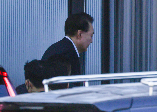 내란 우두머리와 직권남용 권리행사 방해 혐의를 받는 윤석열 대통령이 15일 경기 과천시 정부과천청사 내 고위공직자범죄수사처에 출석하고 있다.  박동욱기자 fufus@